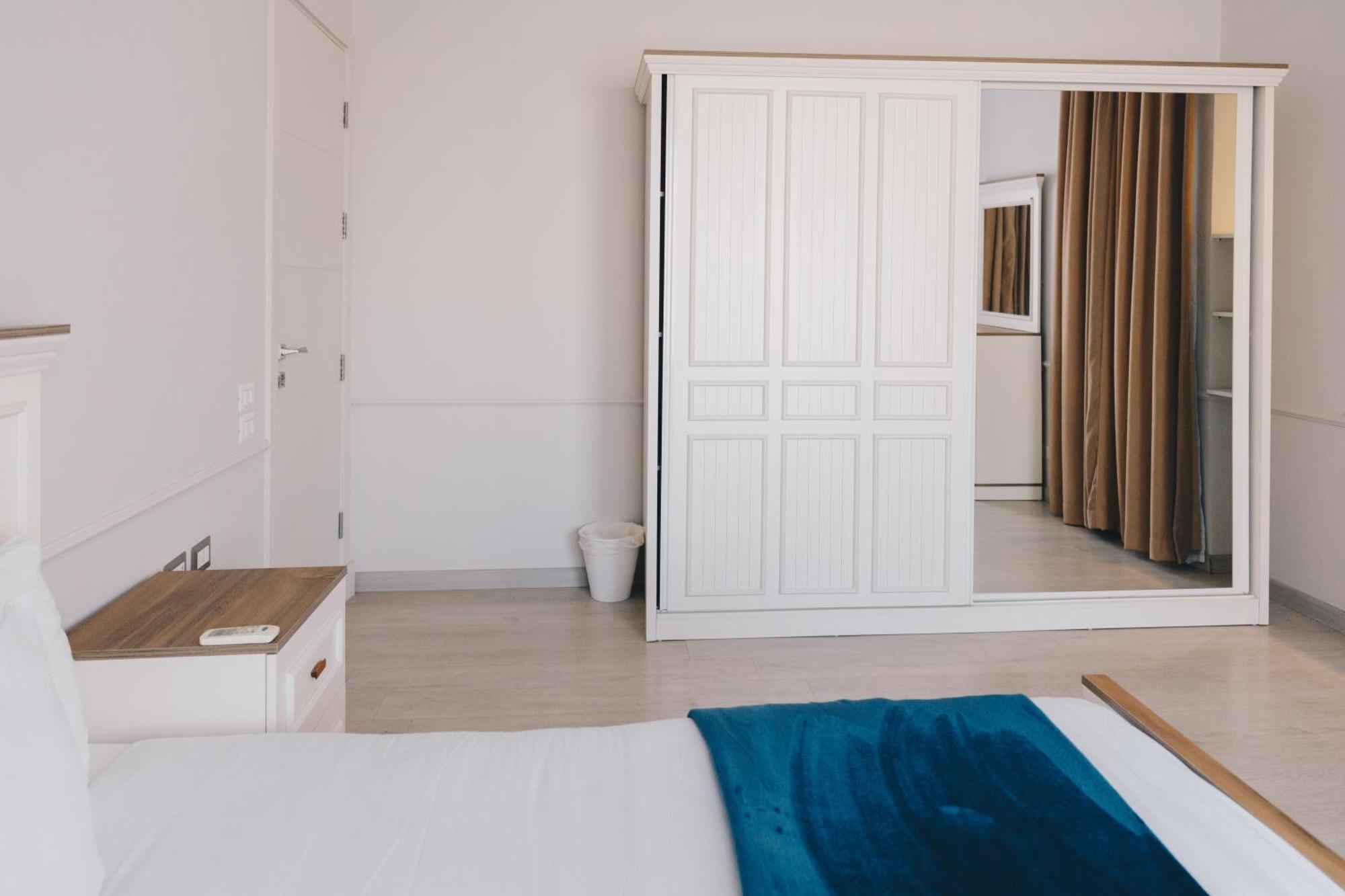 The Suites Near Auc By Elegant Cairo Exterior photo